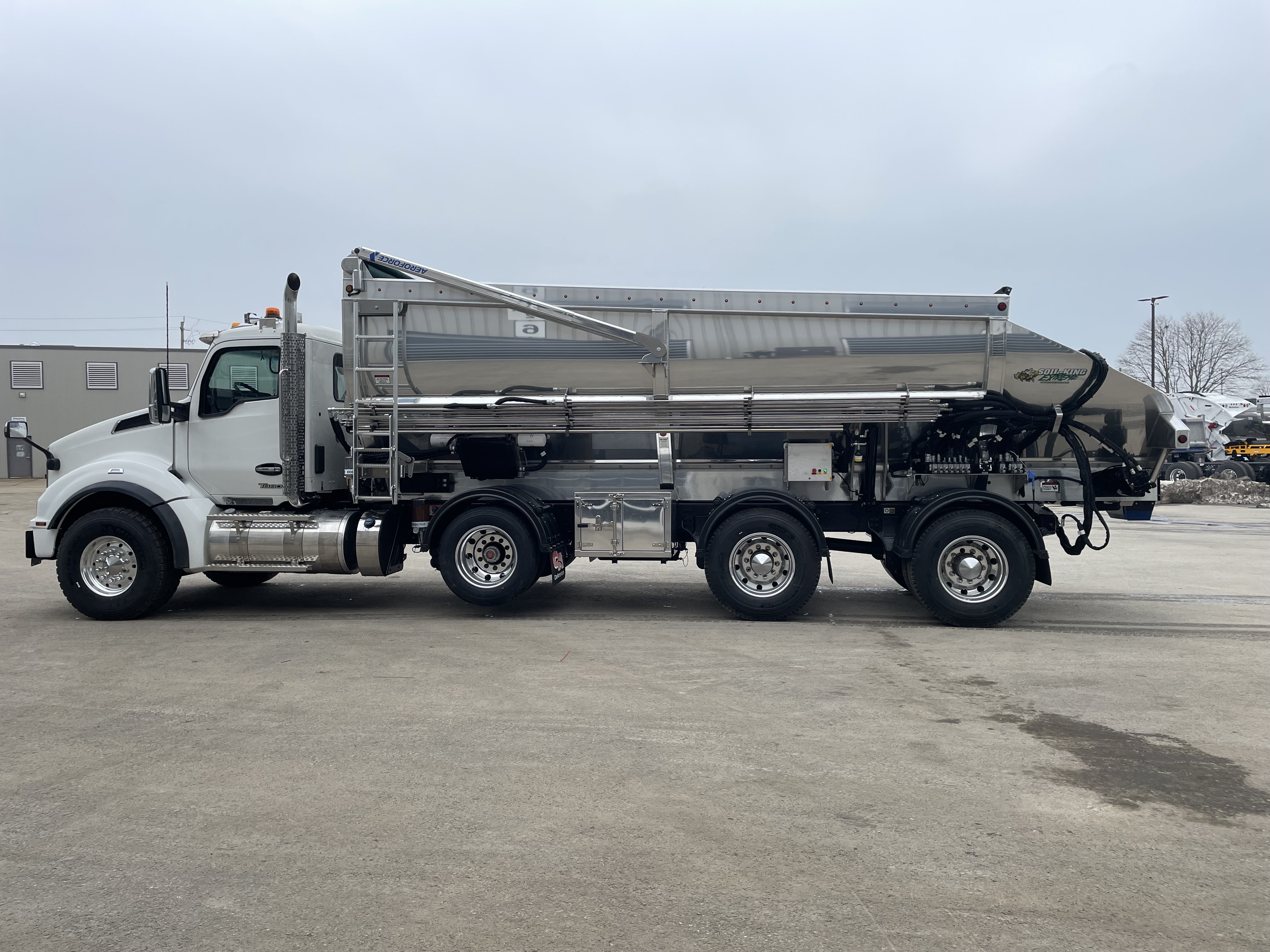 Available - 2026 Kenworth T880 with SoilKing Extreme - available Sept 2025