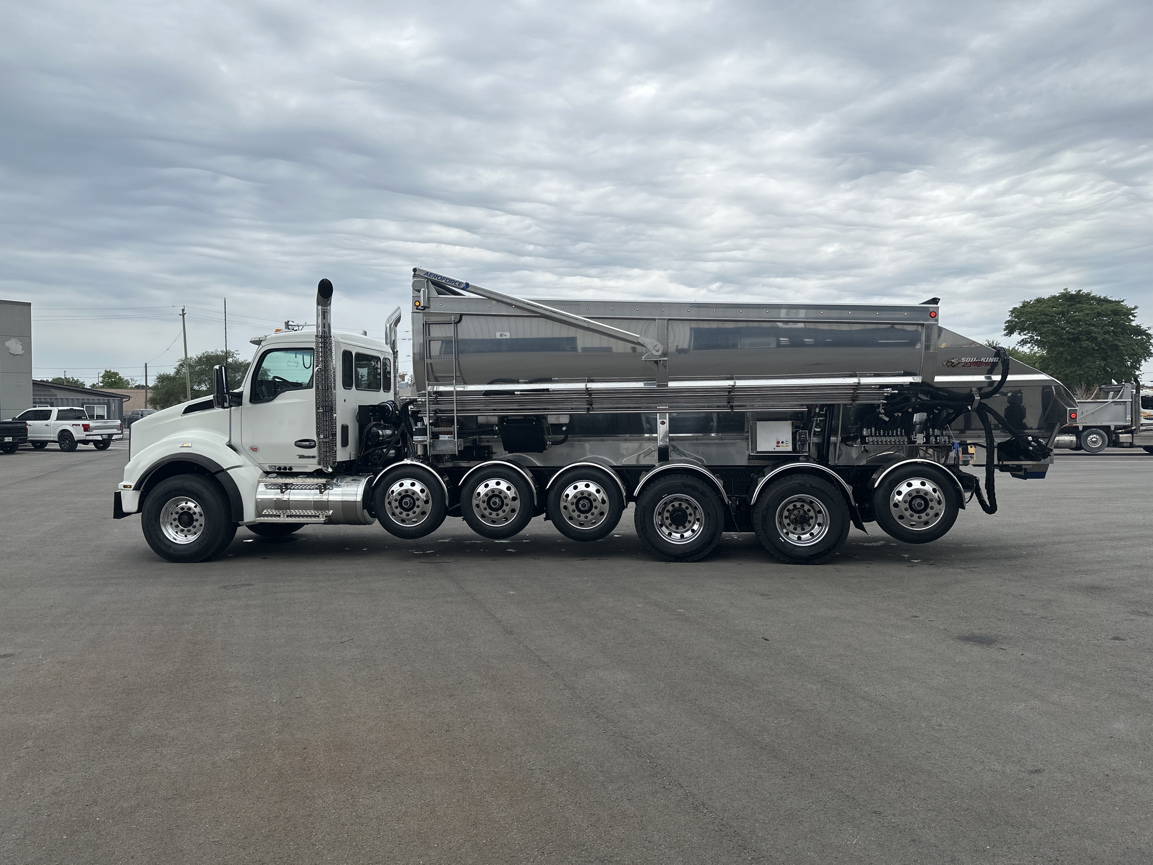2026 Kenworth T880 with SoilKing Extreme - available November 2025